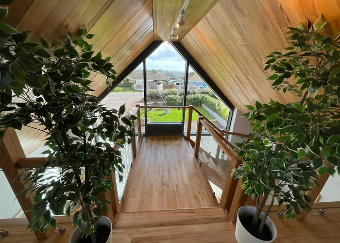 Dog Friendly, Roof Top Hot Tub, Panoramic Views.