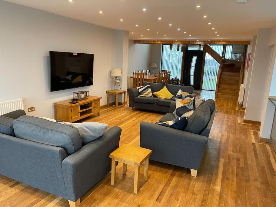 Dog Friendly, Roof Hot Tub, Panoramic Views. Holiday home
